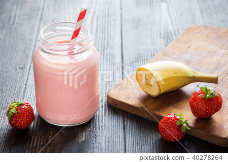 Strawberry and banana smoothie 40278264