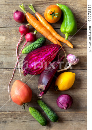 Assorted organic vegetables 40278313