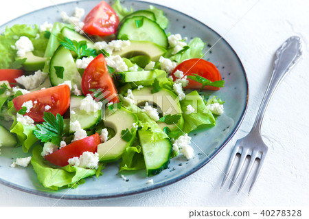 Vegetable salad with feta 40278328