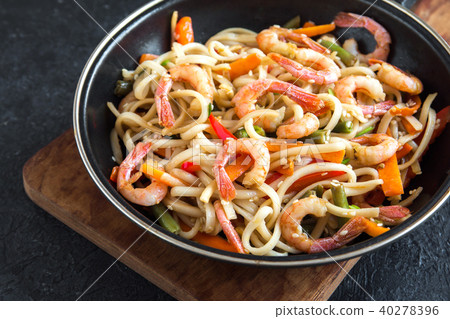 Stir fry with shrimps and noodles 40278396