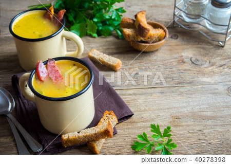 Split pea soup with smoked ham and croutons Split pea soup with smoked ham and croutons 40278398