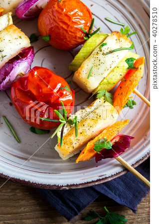 Halloumi cheese and vegetables grilled skewers 40278510