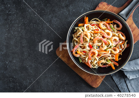 Stir fry with shrimps and noodles 40278540