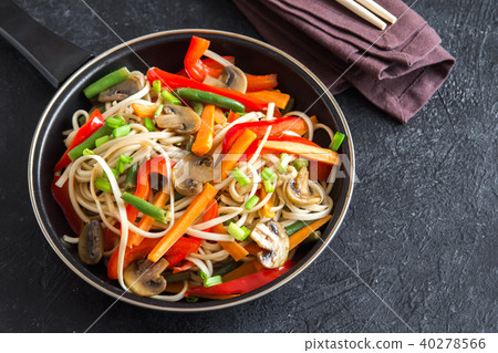 Stir fry with noodles and vegetables Stir fry with noodles and vegetables 40278566
