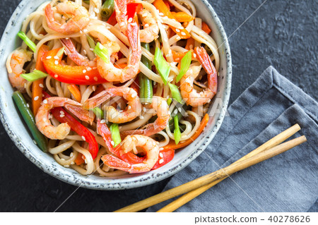 Stir fry with shrimps (prawns) and noodles 40278626