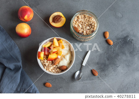 Oatmeal and fruit breakfast bowl 40278811