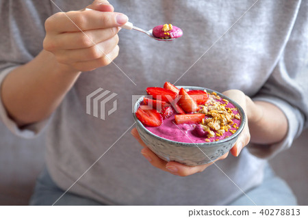 Breakfast smoothie bowl in hands 40278813