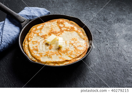 crepes in cast iron pan 40279215