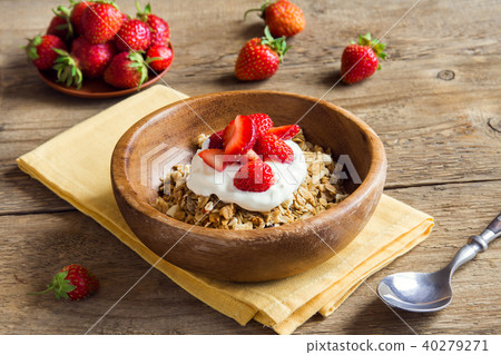 Homemade granola with yogurt and strawberries 40279271
