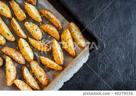 Baked potato wedges 40279538