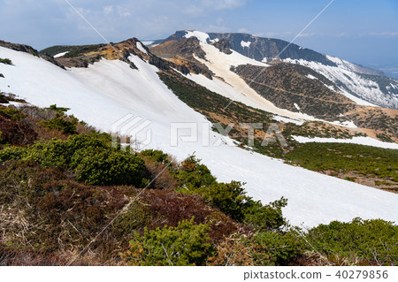 Tetsuzan and Yahatamori seen from near the summit of Adatarayama Tetsuzan and Yahatamori seen from near the summit of Adatarayama 40279856