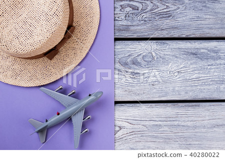 Straw hat and toy airplane. 40280022