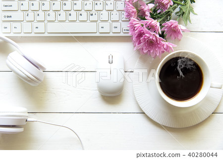 Top view headphones on white desk Top view headphones on white desk 40280044