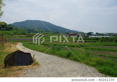 Road around the mountain Road around the mountain 40281159