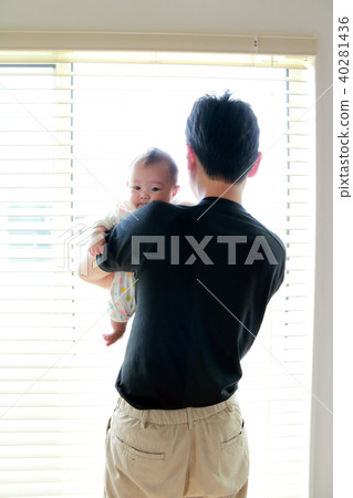 寶貝在父親舉行 40281436