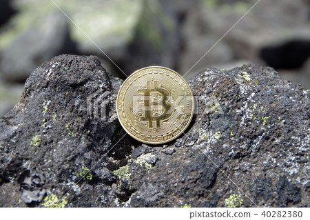 Bitcoin on the cliff 40282380