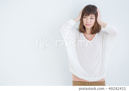 A woman who can hold her ears A woman who can hold her ears 40282431