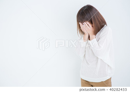 Woman crying 40282433