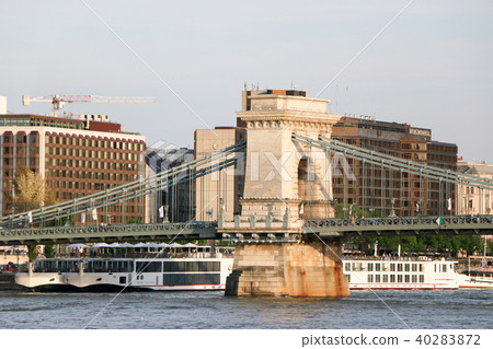Beautiful Szechenyi Chain Bridge with sightseeing boat on River Danube 40283872