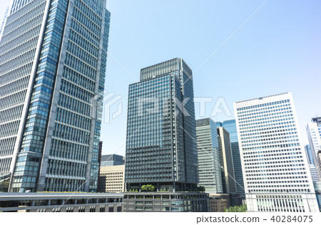 Tokyo Marunouchi office buildings in a sunny day Tokyo Marunouchi office buildings in a sunny day 40284075