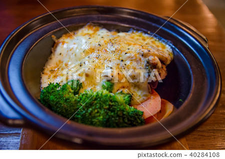 The cheese baked grilled chicken, broccoli ,carrot 40284108