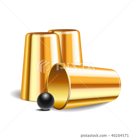 Shell game. Three thimbles and a ball 40284571