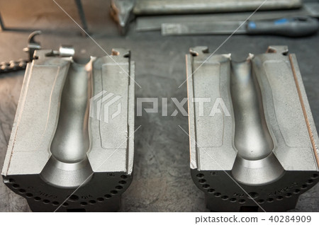 Tooling for glass bottle injection Tooling for glass bottle injection 40284909