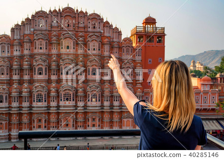 Beautiful girl points to Hawa Mahal. Wanderlust 40285146