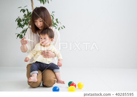 女人測量嬰兒的發燒 女人測量嬰兒的發燒 40285595