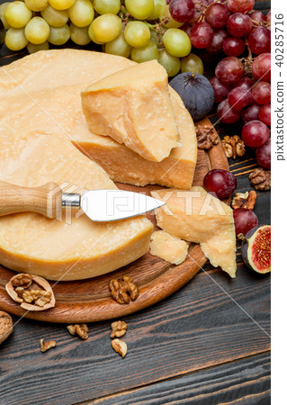 Whole round Head parmesan cheese and grapes 40285716