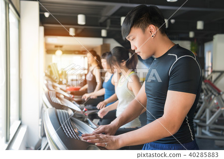 Athlete setup difficulty level on treadmill 40285883