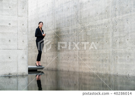 Pretty business woman with mobile phone Pretty business woman with mobile phone 40286014