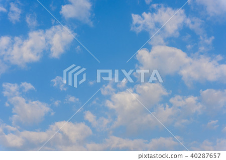 Beautiful cirrus clouds against the blue sky 40287657