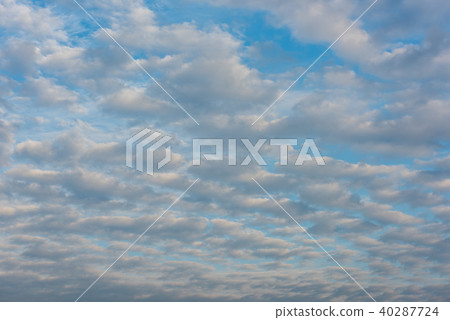 Beautiful cirrus clouds against the blue sky 40287724