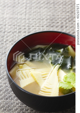 味噌湯21配竹筍和裙帶菜海藻 40287871