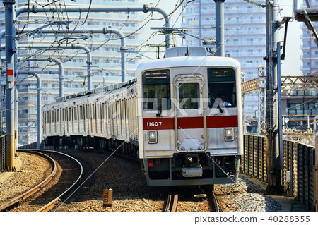 一種通勤型不銹鋼車,在塔樓下運行 一種通勤型不銹鋼車,在塔樓下運行 40288355