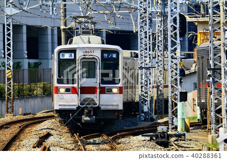 A commuter-type stainless steel car that runs under the town of the tower 40288361