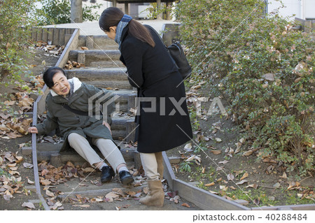 落在樓梯上的老人，在戶外 40288484