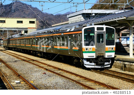 211 series waiting for departure from Aoi Station / Yokogawa Station 40288513
