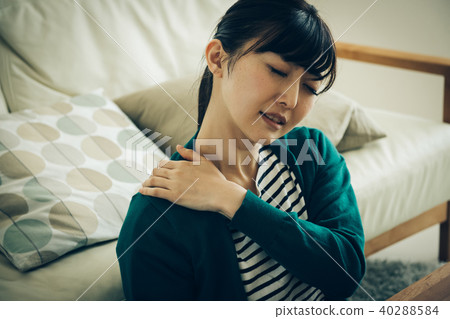 年輕的日本女人患有僵硬的肩膀 年輕的日本女人患有僵硬的肩膀 40288584