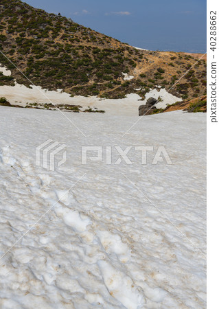 A trace on snow going from Adat Tara mountain to the foot of the peak 40288662