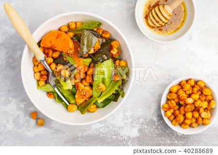 Salad with baked pumpkin and chickpeas 40288689