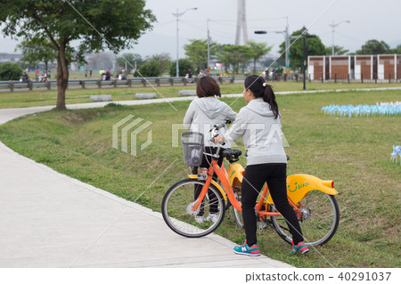 河濱公園騎腳踏車 40291037