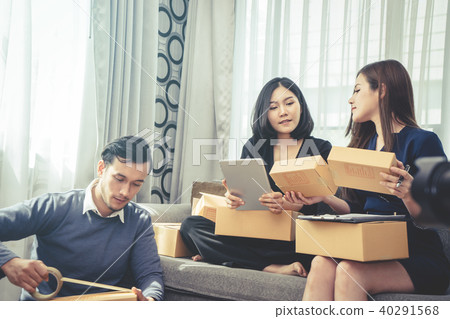 Start up team of online retailer packing boxes Start up team of online retailer packing boxes 40291568