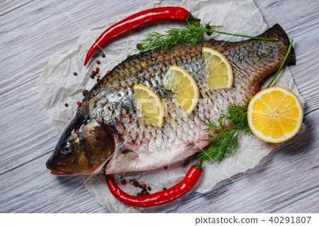 Carp fish with fresh vegetables 40291807