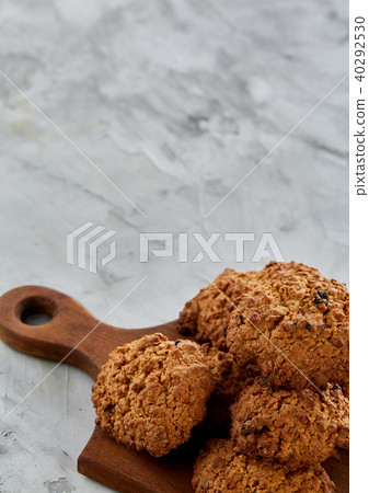 Top view close-up picture of tasty cookies on the cutting board, shallow depth of field, selective 40292530