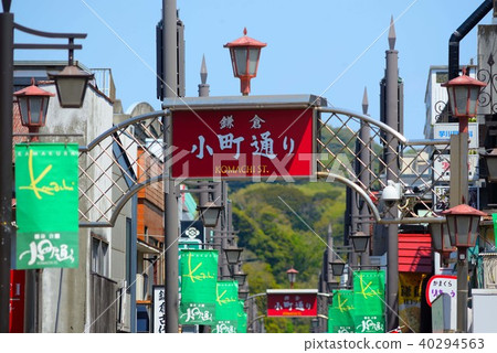 Kamakura Komachi street scenery of the sunny and bustling city from morning 40294563