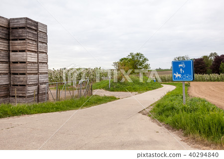 signpost of afarming along the road signpost of afarming along the road 40294840