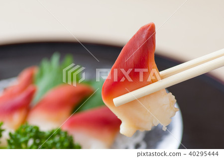 煮沸的海鯛生魚片 40295444