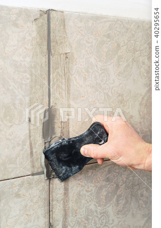 Fill the tile joints with grout. Fill the tile joints with grout. 40295654